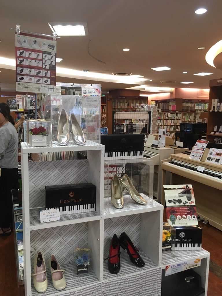 ピアノ発表会にどうぞ！KAWAI表参道は、ピアノシューズ取扱店です