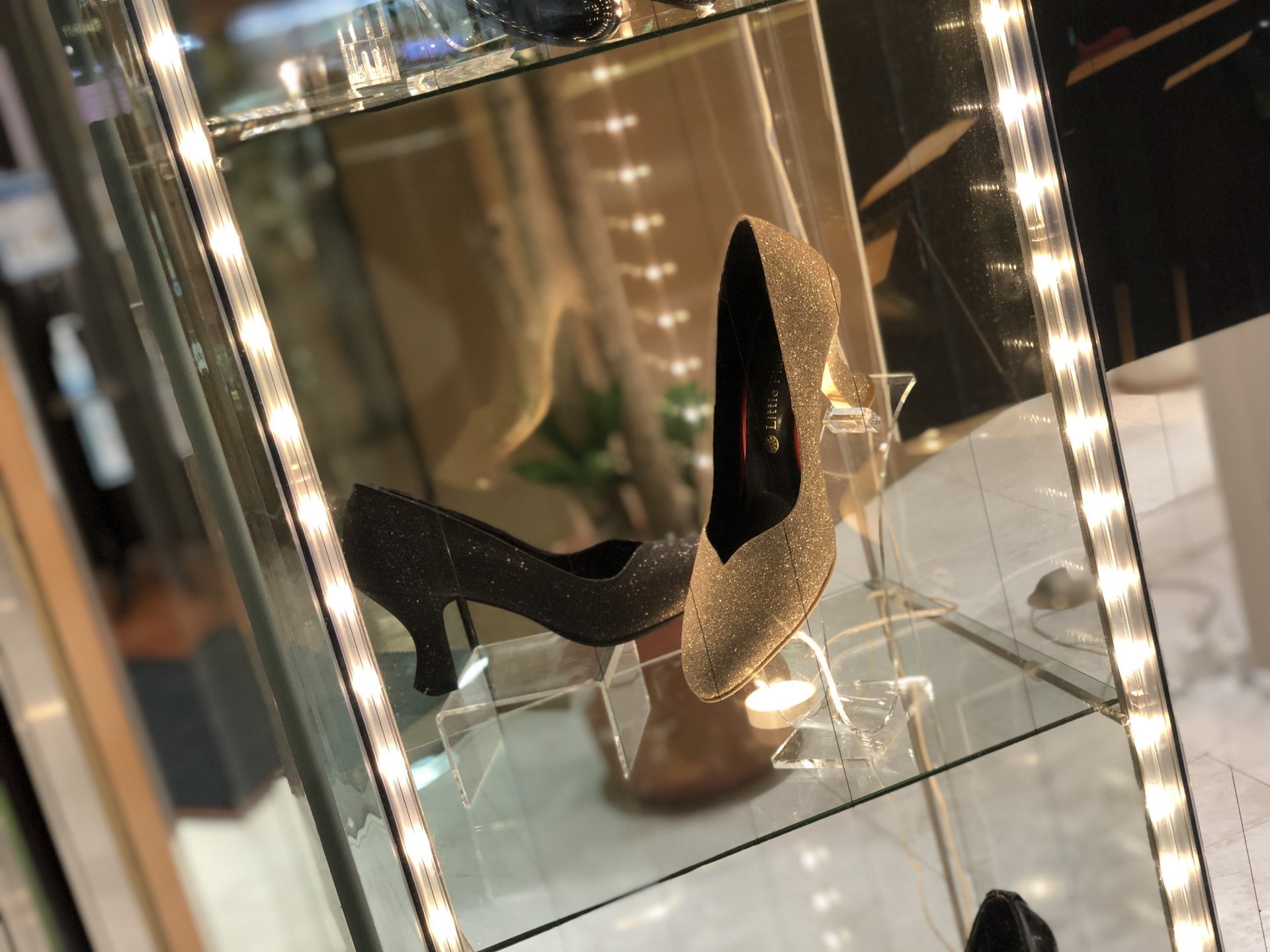カワイ表参道ガラスショーケースに、ピアノシューズ展示中です